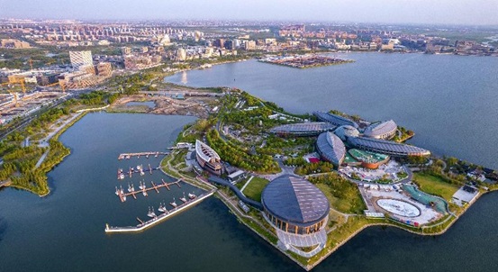 A number major projects have been implemented by the Dishui Lake in the Lingang new area of the China (Shanghai) Pilot Free Trade Zone. (Photo by Ji Haixin/People's Daily Online)