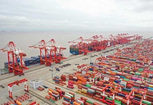 Containers are being handled at a container terminal of the Yangshan Port, Shanghai. (Photo by Shen Chunchen/People's Daily Online) 