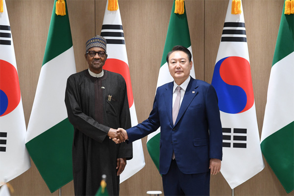President Yoon Suk-yeol (right) is taking a commemorative photo before holding a summit with Nigerian President Mohammadu Buhari at the presidential office in Yongsan, Seoul, on Oct. 26.
