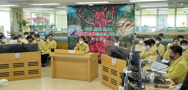Minister Nam Sung-hyun of the KFS (center on the podium) presides over the 'Central and local joint pine wilt disease control meeting' held at the Central Forest Disaster Situation Room of the Korea Forest Service in Daejeon Government Complex on Oct. 11.