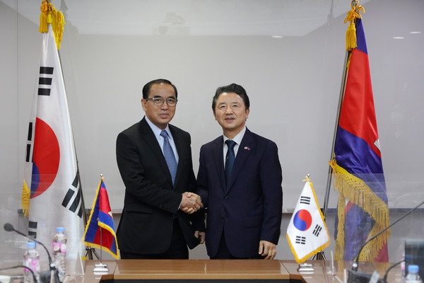 Minister Nam Sung-hyun of the KFS (right) shakes hands with Agriculture and Fishery Minister Veng Sakhon of Cambodia at the "High-level talks between Korea and Cambodia in the forest sector" in Seoul on Aug. 2, 2022.
