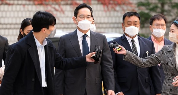 Chairman Jay Y. Lee of Samsung Electronics is answering questions to reporters asking how he feels about the promotion after attending the first trial on accounting fraud and unfair merger held at the Seoul Central District Court on Oct. 27.