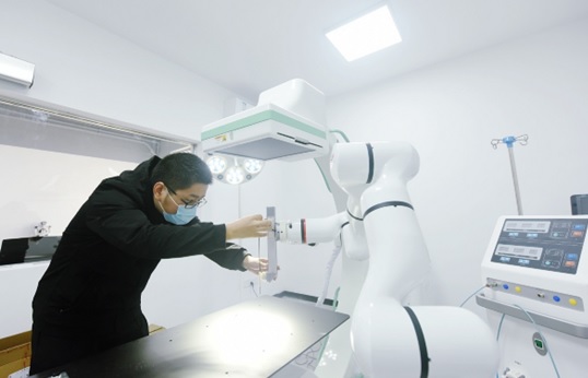 An AI industrial belt is launched in Xihu district, Hangzhou, east China’s Zhejiang province, November 2021. Photo shows a technician debugging a medical robot. (Photo by Long Wei/People’s Daily Online)