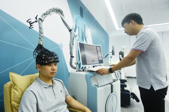 A citizen experiences functional near-infrared spectroscopy in an exhibition hall in Xihu district, Hangzhou, east China’s Zhejiang province, July 31, 2022. (Photo by Long Wei/People’s Daily Online) 