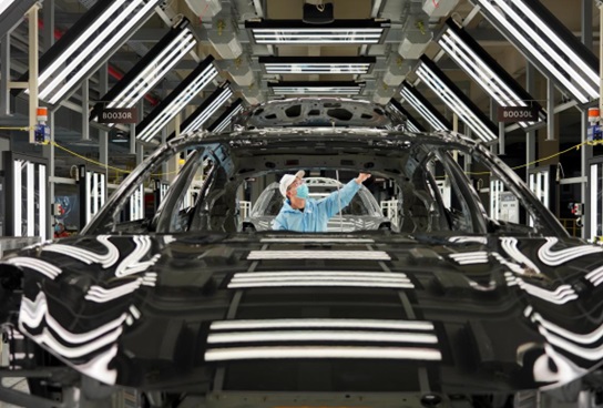 A worker checks the finish of a vehicle frame in a factory of Zeekr, an electric mobility technology and solutions brand under Chinese carmaker Geely in Ningbo, east China’s Zhejiang province, Feb. 7, 2022. (Photo by Zhang Yongtao/People’s Daily Online)