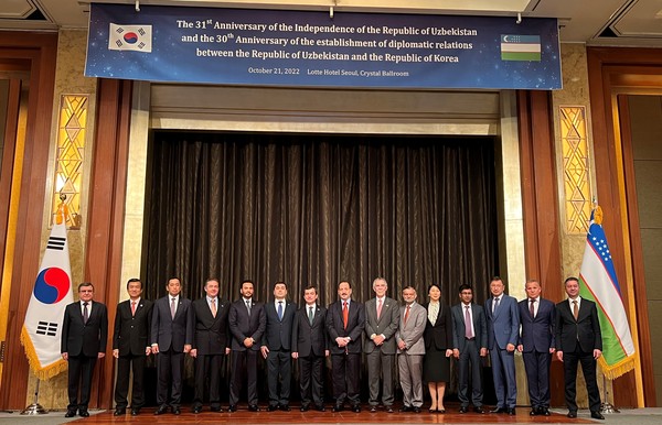 Deputy Head of Mission Mr. Zokir Saidov of Uzbekistan in Seoul (7th from left) poses with ambassadors attending a gala reception he hosted at the Lotte Hotel in Seoul on Oct. 21.