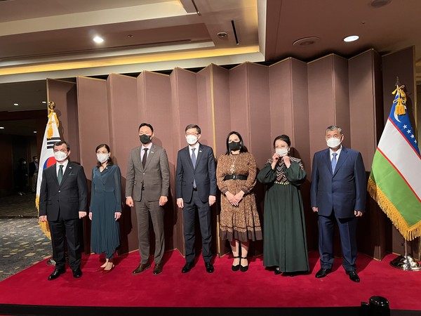 Deputy Head of Mission Mr. Zokir Saidov of Uzbekistan (far left) greets incoming VIP guests at the entrance of the reception venue at the Crystal Ballroom of the Lotte Hotel in Seoul on Oct. 26, 2022.