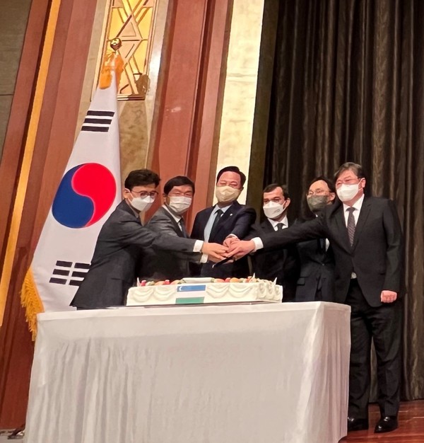 Deputy Head of Mission Mr. Zokir Saidov of Uzbekistan in Seoul and Rep. Kim Du-kwan of the National Assembly (fourth and third from left, respectively) are readying to cut celebration cake with opther VIP guests.