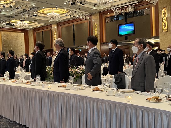 Publisher-Chairman Lee Kyung-sik of The Korea Post media (right, foreground) is seen with other distinguished guests from within Korea and without at the front-line table at a reception hosted by the Embassy of Uzbekistan at the Lotte Hotel in Seoul on the occasion of her National Day on Oct. 21, 2022.