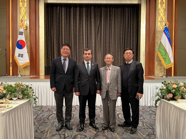 Deputy Head of Mission Zokir Saidov of Uzbekistan and Publisher-Chairman Lee Kyung-sik of The Korea Post media (second and third from left, respectively) are flanked on the left by Vice Chairman Song Na-ra of The Korea Post and Managing Editor Kevin Lee on the right.
