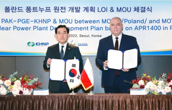 Minister of Trade, Industry and Energy Lee Chang-yang (left) and Jacek Sasin, Minister of State Assets sign a memorandum of understanding on cooperation between the two countries on nuclear energy development in Seoul on Oct. 31.