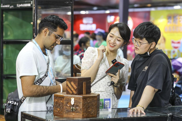 Visitors watch a jewelry box from Pakistan at the fourth 21st Century Maritime Silk Road Exposition held in Fuzhou, southeast China's Fujian province, May 20, 2021. (Photo by Xie Guiming/People's Daily Online)