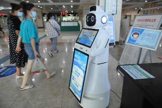 A service robot is employed in the outpatient hall of the Fuyang Fifth People's Hospital in east China's Anhui province, Aug. 17, 2022. (Photo by Wang Biao/People's Daily Online)