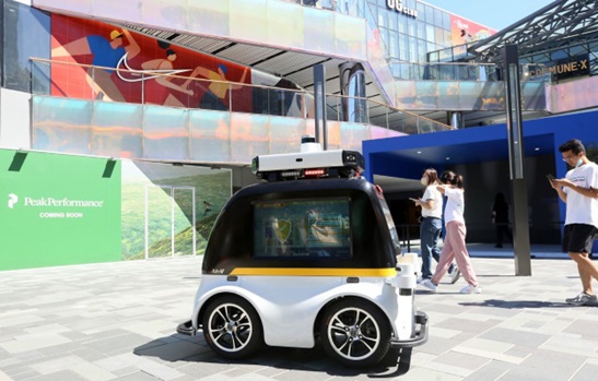 An intelligent robot vehicle patrols in Taikoo Li Sanlitun, a shopping center in Beijing, Aug. 27, 2022. People can press the button on the vehicle for help, and the vehicle is able to avoid obstacles automatically. (Photo by Luo Wei/People's Daily Online) 