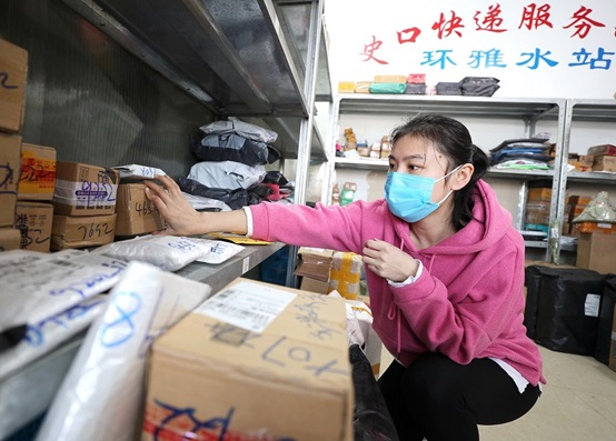 Courier Zheng Hongyan sorts packages in an express delivery service center in Shikou township, Dongying district, Dongying, east China's Shandong province, March 2022. A total of 195 village-level express delivery service centers have been established in Dongying district, covering all administrative villages in the district. (Photo by Liu Zhifeng/People's Daily Online)