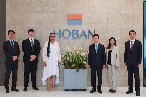 Officials of the Hoban Group and the South African Embassy in Korea are taking a commemorative photo after the meeting. They are (From left) Commercial Attache Jin Gwang-su of South African Embassy in Korea, Executive Director Kim Min-seong of Hoban Industries, Ambassador Zenani N. Dlamini of South Africa to Korea, Chairman Kim Seon-kyu of Hoban Group, Economic Counselor Seema Sardha of South African Embassy in Korea, President Na Hyoung-kyun of Taihan Cable & Solution.