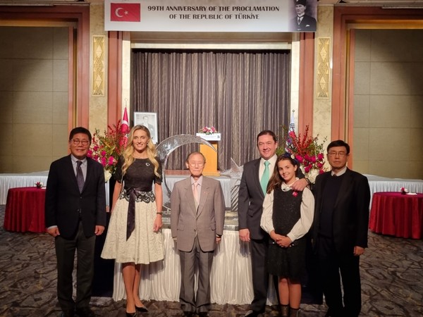 Ambassador-designate H.E. Murat Tamer of Turkey in Korea, Mrs. Tamer and their daughter (3rd from right, 2nd from left and 2nd from right, respectively) pose with Publisher-Chairman Lee Kyung-sik, Vice Chairman Song Na-ra and Managing Editor Kevin Lee of The Koreas Post media (center, far left and far right, respectively).