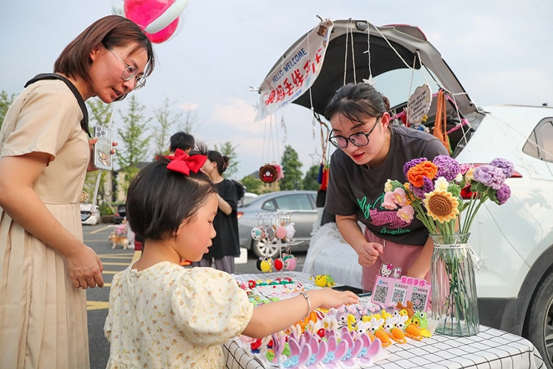 Citizens buy hair ornaments from a trunk market in a tourist attraction in Deqing county, Huzhou city, east China's Zhejiang province, July 2022. (Photo by Wang Shucheng/People's Daily Online)