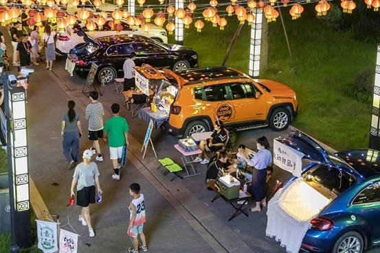 Citizens visit a trunk market on a street in Xinyi city, east China's Jiangsu province, July 2022. (Photo by Zhou Bin/People's Daily Online)