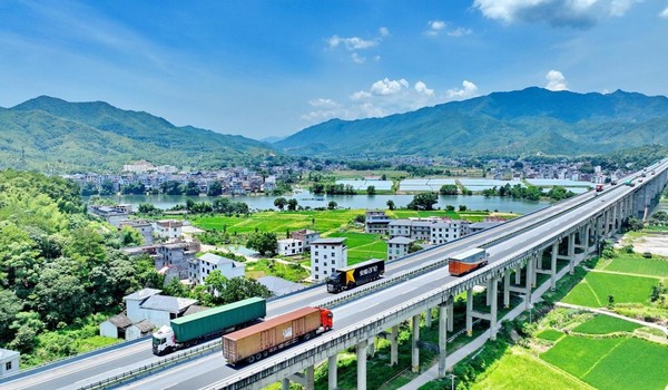 Logistics and express delivery trucks run on a super large bridge along an expressway in Huichang county, Ganzhou, east China's Jiangxi province, July 17, 2022. (Photo by Zhu Haipeng/People's Daily Online)