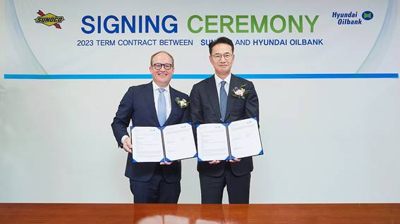 Hyundai Oilbank signed a contract with SUNOCO in the U.S. to extend the supply of petroleum products in 2023. Lee Seung-soo, head of Hyundai Oilbank's global business division (right), and Karl Fails, COO of SUNOCO LP, are taking commemorative photos.