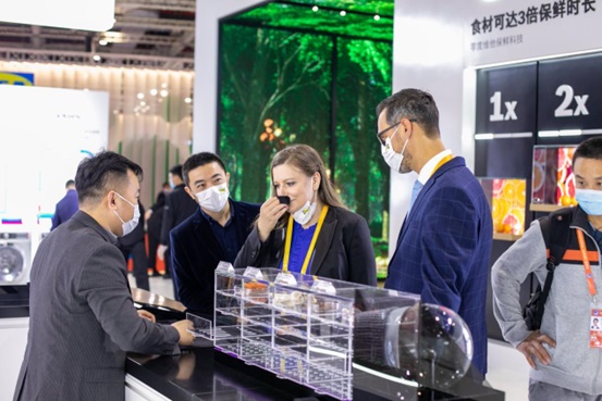 Foreign merchants visit the Food and Agricultural Products exhibition area at the fourth China International Import Expo (CIIE), November 2021. The CIIE, as a world-class exhibition, serves as a platform for foreign trade enterprises. (Photo by Zhai Huiyong/People's Daily Online)