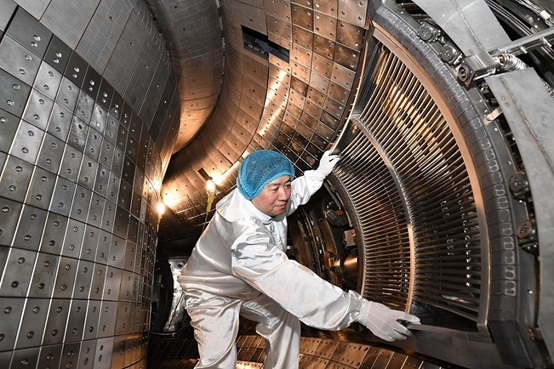 A research fellow from the Hefei Institutes of Physical Science, Chinese Academy of Sciences  works inside a superconducting Tokamak, while preparing for a new round of physical experiments in April 2021. (People's Daily Online/Zhang Dagang)