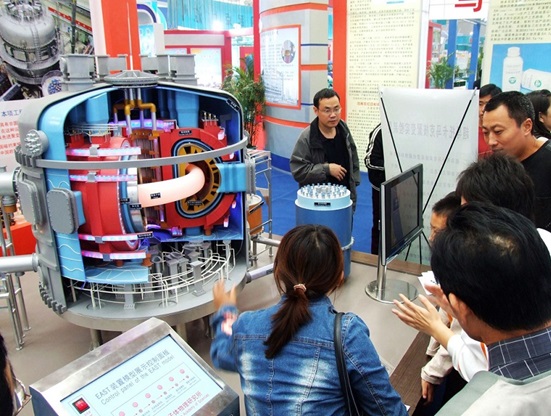 Citizens watch a model of a superconducting Tokamak discharge at the 6th China Hefei High-tech Projects and Capital Matchmaking Event. Independently developed by China, the superconducting Tokamak is the world's first Tokamak device with a non-circular cross section. (People's Daily Online/Ge Yinian)
