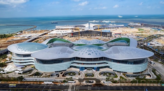 Photo shows the exterior of Haikou International Duty Free Shopping Complex, the world's largest stand-alone duty-free shopping mall, which opened on Oct. 28, 2022, in Haikou, the capital of south China's Hainan province. (Photo by Zhang Junqi/People's Daily Online)