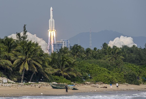 A Long March-5B Y4 carrier rocket, carrying the space lab module Mengtian, blasts off from the Wenchang Spacecraft Launch Site in south China's Hainan province at 15:37, Oct. 31, 2022. (Photo by Yuan Chen/People's Daily Online)