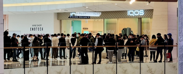 아이코스 일루마 시리즈의 사전 구매 첫 날인 지난 달 28일, 여의도 IFC 아이코스 매장 앞에서 고객들이 길게 줄을 선 모습이다.