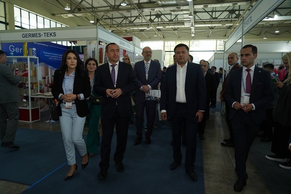 Сhаirmаn of the Uztekstilprom Association Ilkhom Khaydarov at the textile exhibition with the participants of the Tashkent Textile summit, October 2022, Tashkent.