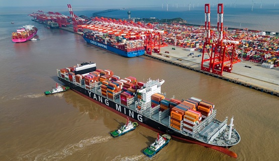 A fully loaded container vessel departs from the Yangshan deep water port in Shanghai, September 2022. (Photo by Ji Haixin/People's Daily Online) 