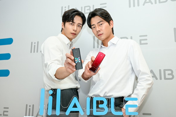 KT&G가 독자 혁신기술을 적용한 전자담배 ‘릴 에이블(AIBLE)’을 16일 출시한다.  9일 서울 웨스틴조선호텔에서 열린 ‘릴 에이블’ 출시 행사에서 모델들이 신제품을 소개하고 있다.