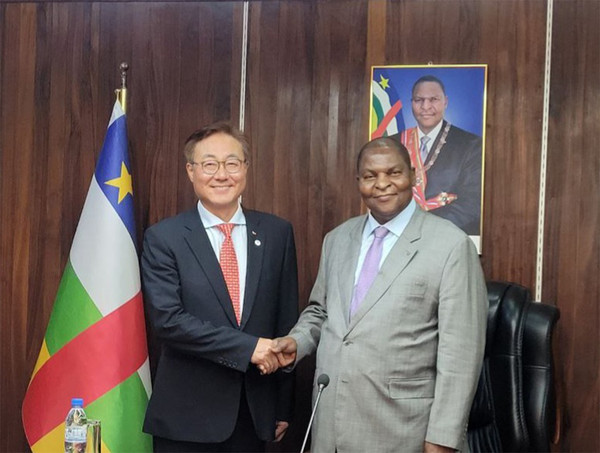 SK Innovation Vice Chairman Kim Jun (left) and Central African Republic President Faustin-Archange Touadera take commemorative pictures after meeting in Bangui, Central African Republic on Oct. 31 (local time).
