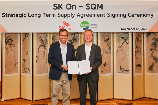 SQM Executive Vice President Lithium Carlos Díaz and SK On Chief Operating Officer Jin Kyo-won (right) pose for a photo after signing a lithium hydroxide supply agreement in Seoul, South Korea, on Nov. 4, 2022.