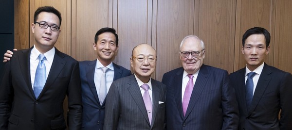 Chairman Kim Seung-yeon of Hanwha Group meets with Chairman Edwin Feulner of the Heritage Foundation at the Plaza Hotel in Seoul on Nov. 8. The attendees in the dinner (from left) are Executive Director Kim Dong-seon of Hanwha Hotels & Resorts; Vice Chairman Kim Dong-kwan of Hanwha Solutions; Chairman Kim Seung-youn of Hanwha Group; Chairman Edwin Feulner of The Heritage Foundation and Vice President Kim Dong-won of Hanwha Life Insurance.