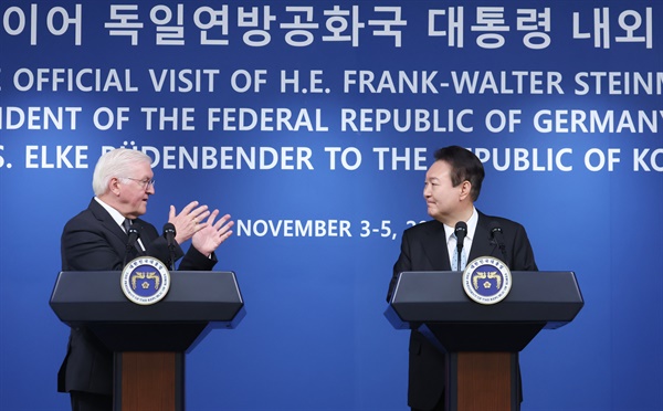 President Yoon Suk-yeol (right) and German President Frank-Walter Steinmeier make joint press announcements after the summit at the presidential office building in Yongsan, Seoul, on Nov. 4.