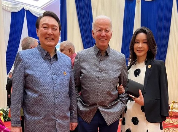 President Yoon Suk-yeol (left), dressed in traditional Cambodian clothes, and First Lady Kim Gun-hee (right) attend a gala dinner hosted by the Cambodian leader of ASEAN+3 at the International Convention Center in Phnom Penh, Cambodia, on Nov. 12 (local time). President Yoon and First Lady Kim also took a commemorative photo with her arms folded with U.S. President Joe Biden.