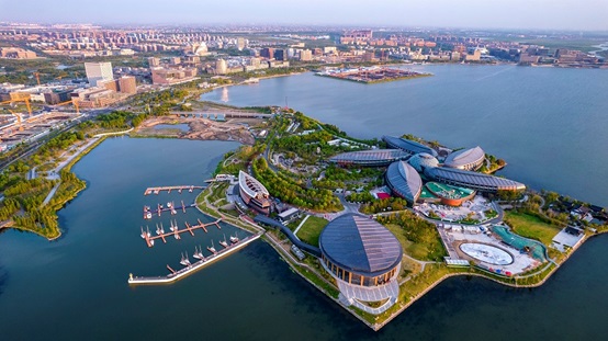 Photo taken in August, 2022 shows the Dishui Lake in Lin-gang Special Area of China (Shanghai) Pilot Free Trade Zone. (Photo by Ji Haixin/People's Daily Online)