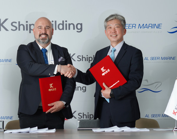 COO Gunther Alvarado of Al Seer Marine and CEO Jang Yoon-keun of K Shipbuilding (right) are taking a commemorative photo