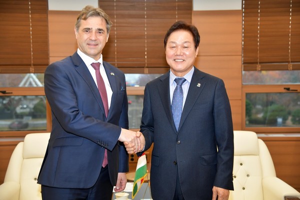 Amb. Istvan Szerdalheyi of Hungary in Seoul (left) shakes hands with Governor Park Wan-soo of Gyeongsangnam-do Province at the reception room of the provincial government on Nov. 14.