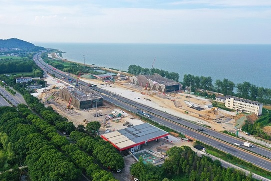 A rest area along the G25 Changchun-Shenzhen Expressway is being constructed in Changxing county, Huzhou, east China's Zhejiang province, June 2022. (Photo by Chen Haiwei/People's Daily Online)