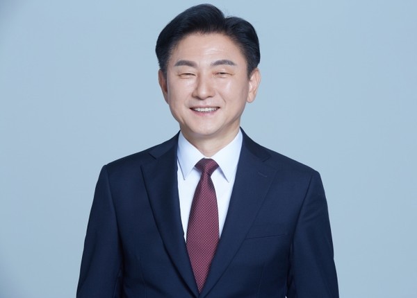 Mayor Kim Dong-geun of the Uijeongbu city north of Seoul. It used to be ‘U.S. military camp town’ before the troops’ relocation to the Pyeongtaek City south of Seoul. Major Kim is all out in attracting businesses to fill the vacated estates to boost the city’s economy.