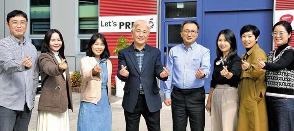 Chairman Awe Deok-sun of Let’s Presso (fourth from left) is flanked on the left and right by the key members of his company.