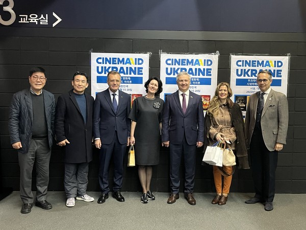 Vice Chairman Song Na-ra of The Korea Post (left), Artist Min (second from left), Ukrainian ambassador to Korea Dmytro Ponomarenko (third from right) and his wife (center) are taking a commemorative photo with the audience.