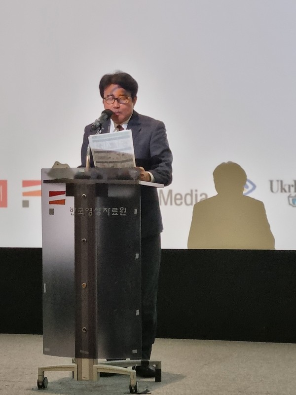 Director Kim Hong-joon of the Korean Film Archive delivers a congratulatory speech at the opening ceremony.