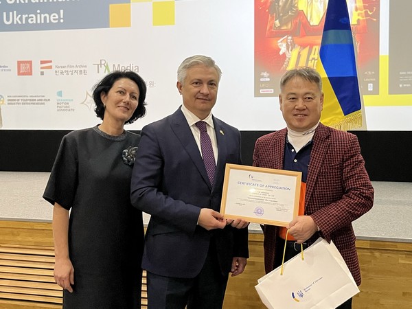 The Ukrainian Ambassador to Korea Dmytro Ponomarenko (center) and his wife (left), Chairman Kim Won-gil of Vainer are taking a commemorative photo of the appreciation plaque delivery.