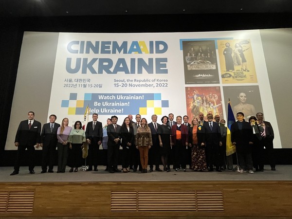 The main audience members who attended Cinema Aid Ukraine Film Festival are taking a commemorative photo.
