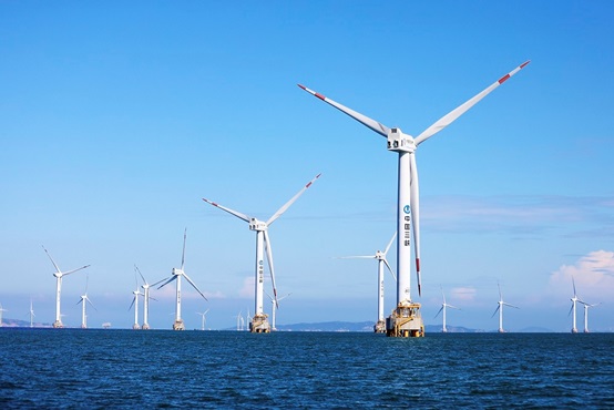 Photo taken in August, 2022 shows offshore wind turbines in Xinghua Bay, Fuqing, southeast China's Fujian province. (Photo by Xie Guiming/People's Daily Online)